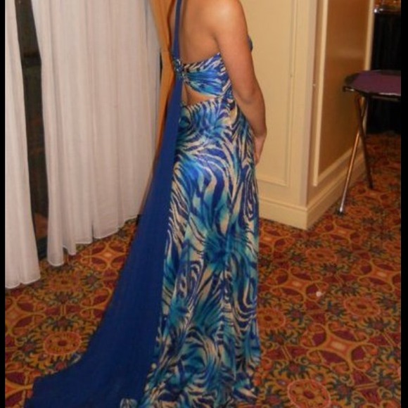 Patterned blue gown - Picture 3 of 4