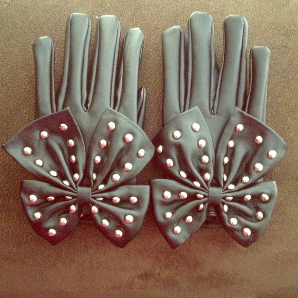 Outerwear - 🎉HOST PICK 2/2/14🎉 Bow studded leather gloves
