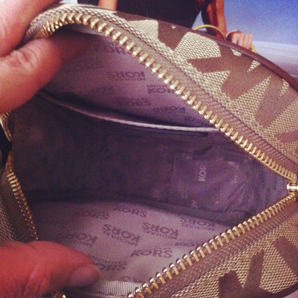 HOST PICK 5/17Michael Kors Signature Crossbody - Picture 3 of 4