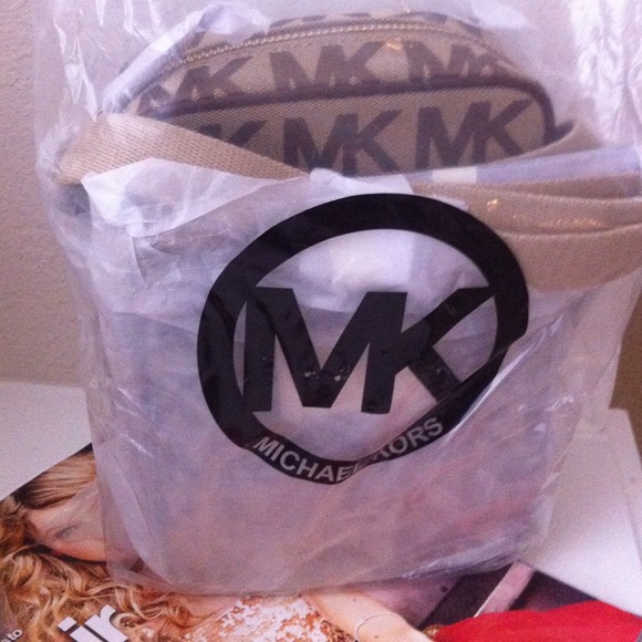 HOST PICK 5/17Michael Kors Signature Crossbody - Picture 4 of 4