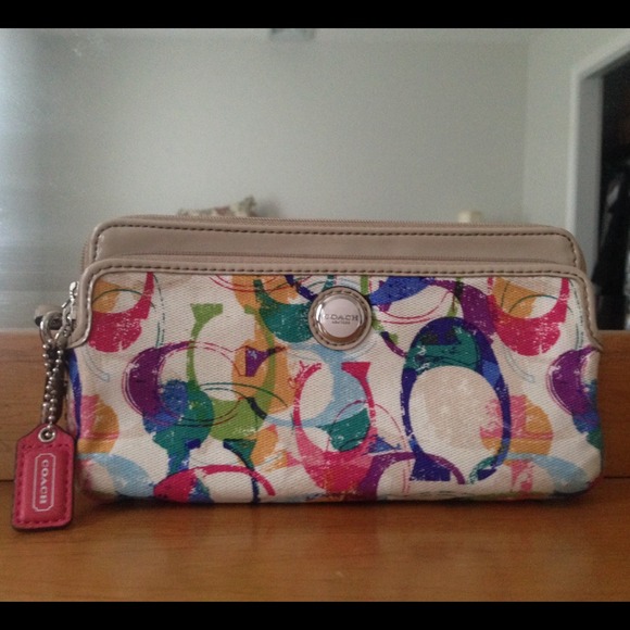 👛 Poppy Stamped C Double Zip Wallet 👛 ON SALE!