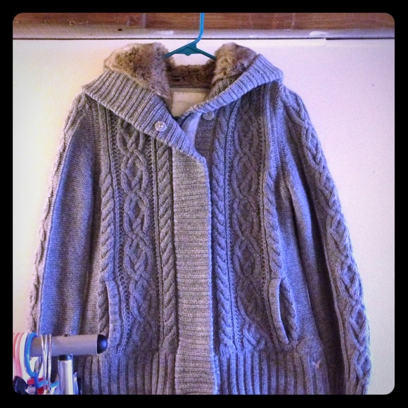 Beautiful American Eagle zip/button cable sweater