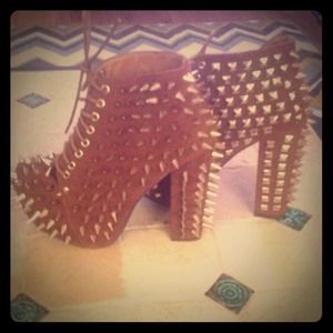 Brand: Vintage, size: 6. 4" heel.