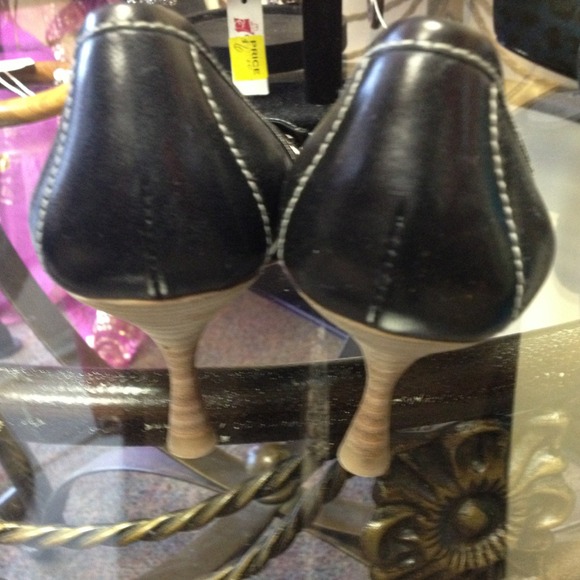 Shoes - Picture 3 of 4