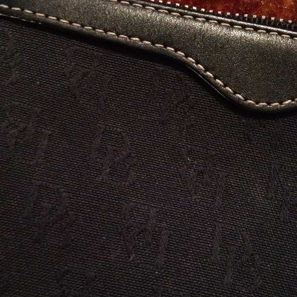 ‼️sold‼️Dooney n Burke wristlet!!🎄👝‼️sold‼️ - Picture 2 of 4