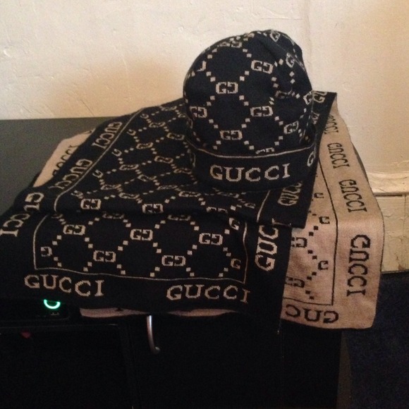 Sold 💯Authentic Gucci Skully & Scarf Set