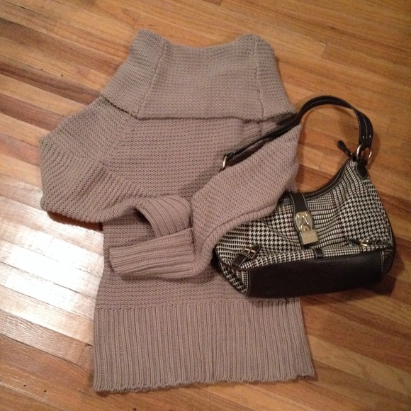 Medium funnel neck sweater