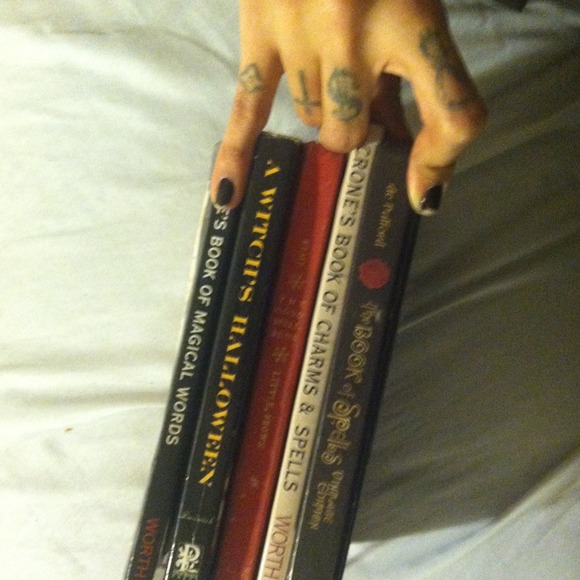 WITCH BOOKS - Picture 4 of 4