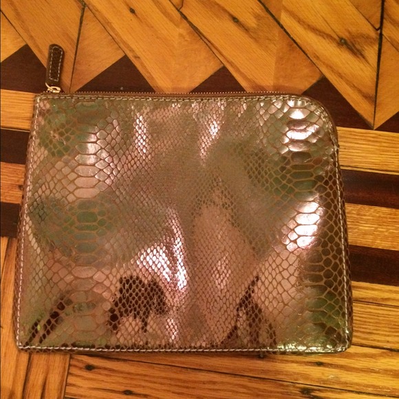 A golden brown handbag. - Picture 1 of 2