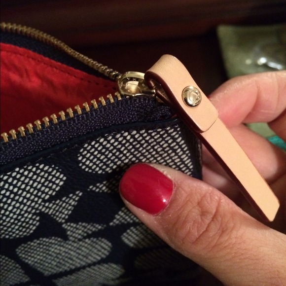 Kate Spade 💯♠️Authentic Pouch Medium Size - Picture 3 of 3