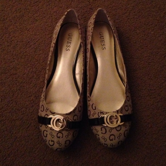 Guess beige flats