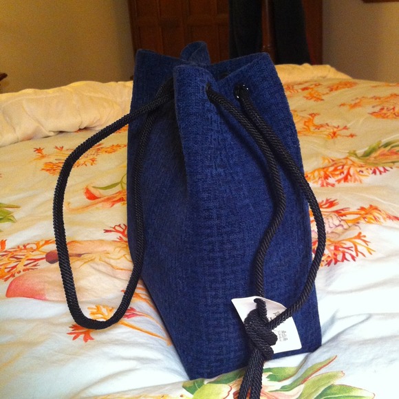 💥NWT  navy sueded bucket bag💥 - Picture 2 of 4