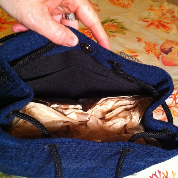 💥NWT  navy sueded bucket bag💥 - Picture 3 of 4