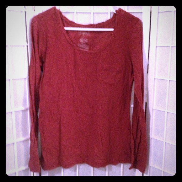 Maroon top. ONLY $3 IF BUNDLED