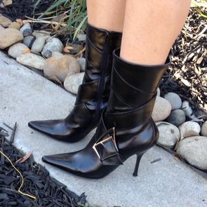 Side buckle pointy boots..