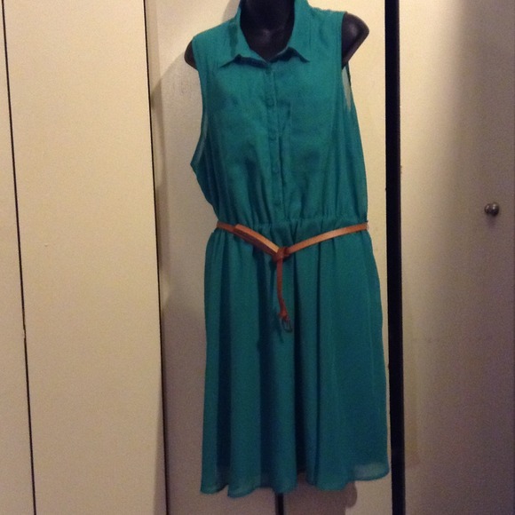 Dresses & Skirts - Beautiful teal partial button down dress