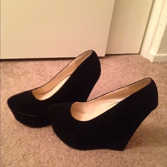 Black wedges 😍