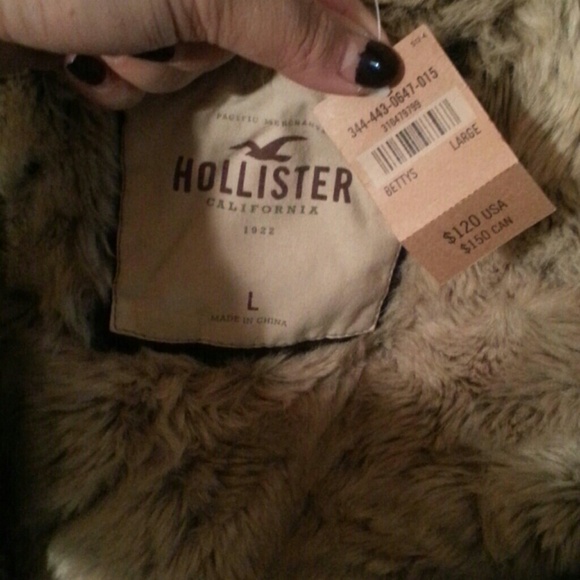 REDUCED!! Brand new Hollister fur faux toggle coat - Picture 3 of 4