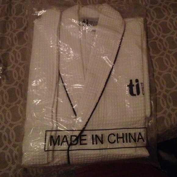 Long Robe - Picture 2 of 3