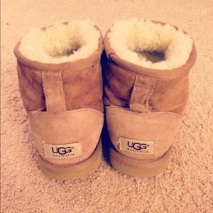 !!!ON HOLD!!! Chestnut Mini Short Uggs:)