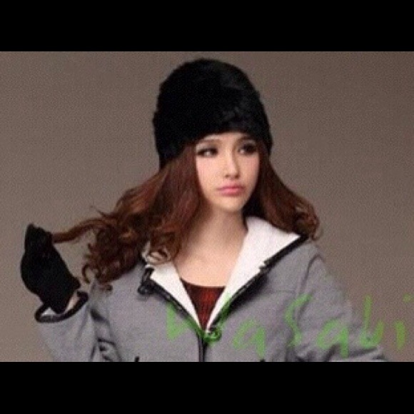 🚫SOLD🚫🌟PM EDITOR PICK🌟 Rabbit Fur Knit Beanie - Picture 2 of 3