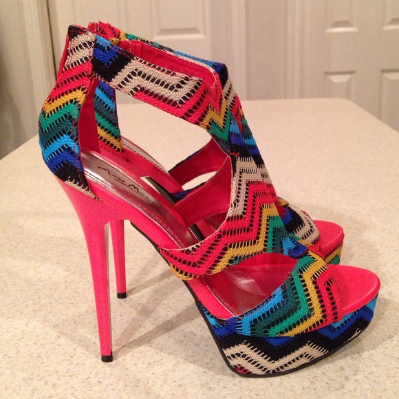 💋GLAMOROUS MULTI-COLOR STILETTOS💋 - Picture 2 of 4