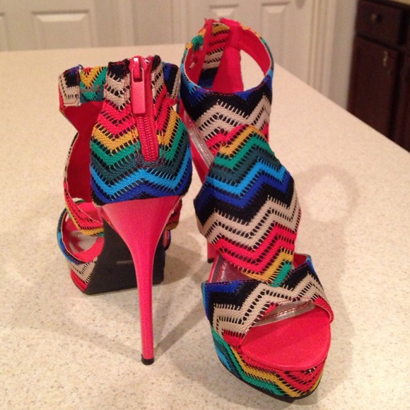 💋GLAMOROUS MULTI-COLOR STILETTOS💋 - Picture 3 of 4