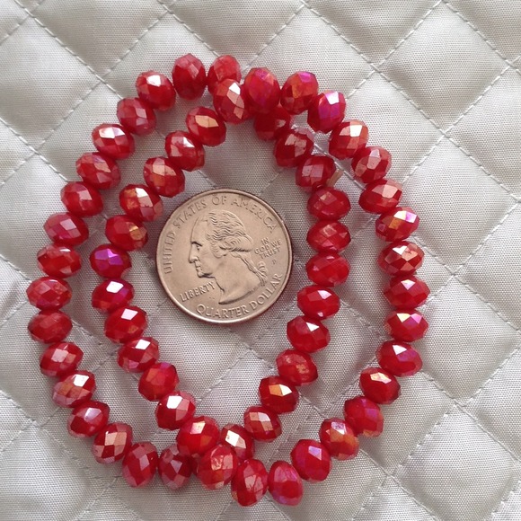 Faceted red bead bracelet on expandable string - Picture 2 of 3