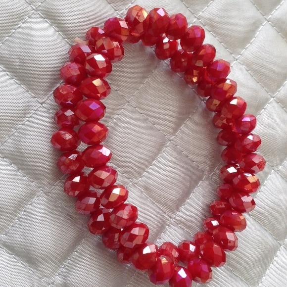 Faceted red bead bracelet on expandable string - Picture 3 of 3