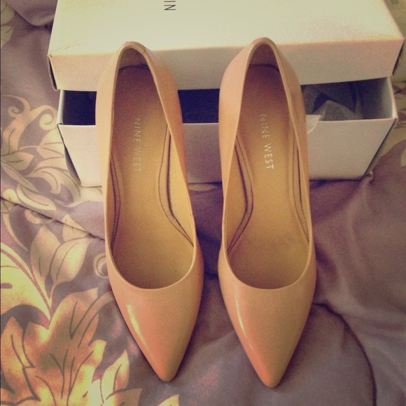 Nine West nude pumps
