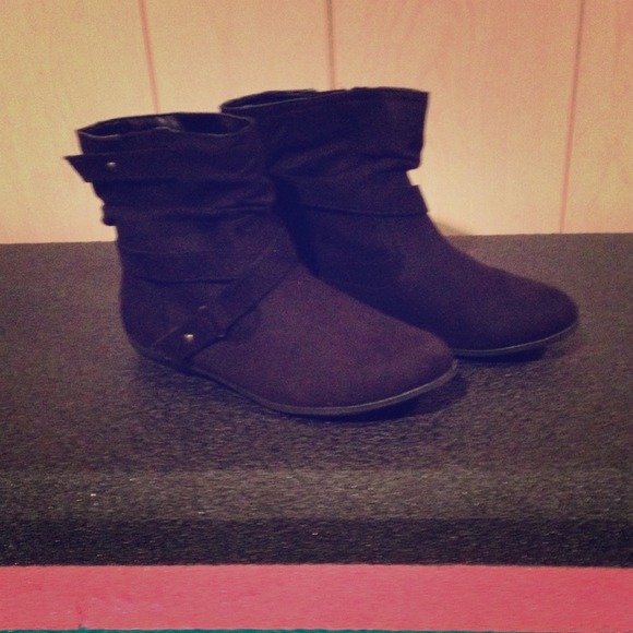 Cute black boots.