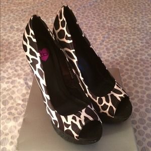 Brand New Giraffe print 2B pumps Brand New Giraffe print 2B pumps