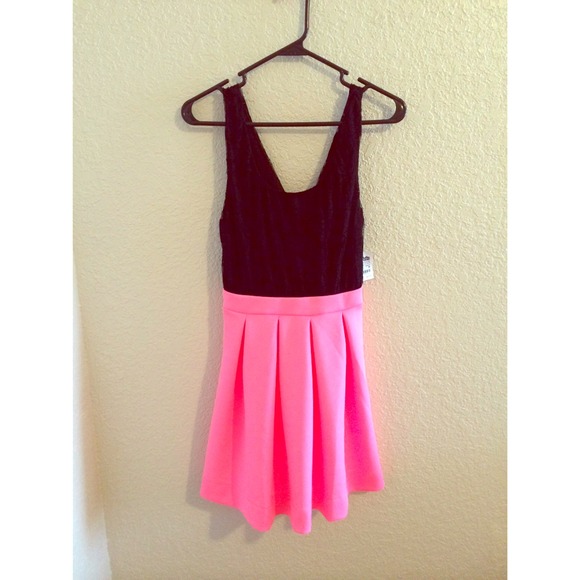 🚫SOLD🚫🎀 Bow Cut Out Dress 🎀