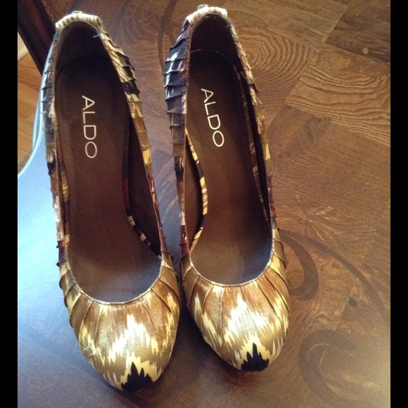 ❌SOLD❌Beautiful Multi-Color Pumps - Picture 2 of 3