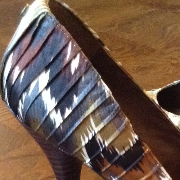 ❌SOLD❌Beautiful Multi-Color Pumps - Picture 3 of 3