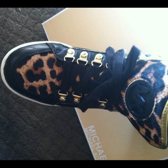Very Cute H-Top MK shoes (Price cut to $130.00) - Picture 2 of 4