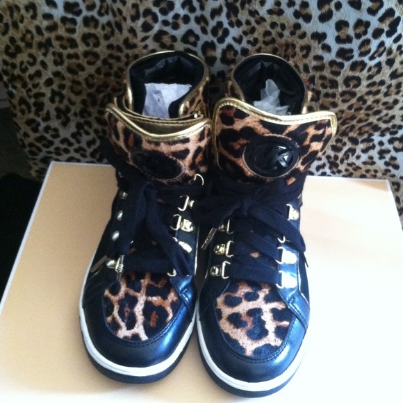 Very Cute H-Top MK shoes (Price cut to $130.00) - Picture 3 of 4