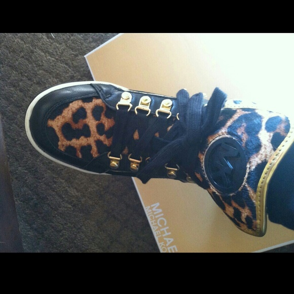 Very Cute H-Top MK shoes (Price cut to $130.00) - Picture 4 of 4