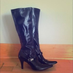 Merona low heeled black boots, side zip w/buckle