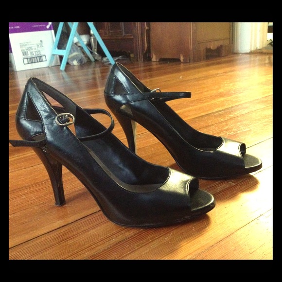 Retro Black Cutout Pumps - Picture 1 of 3