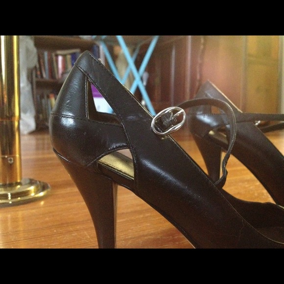Retro Black Cutout Pumps - Picture 2 of 3