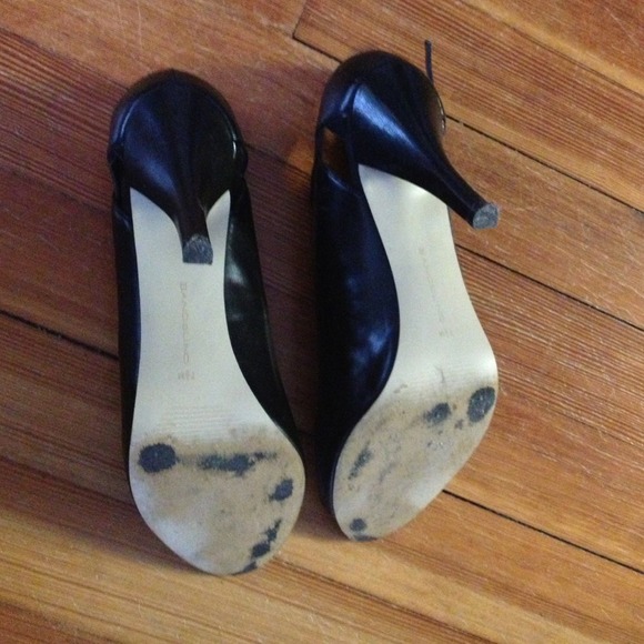 Retro Black Cutout Pumps - Picture 3 of 3