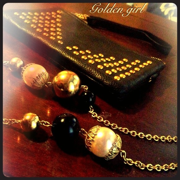 Gold,pearl,black necklace (can bundle with purse)