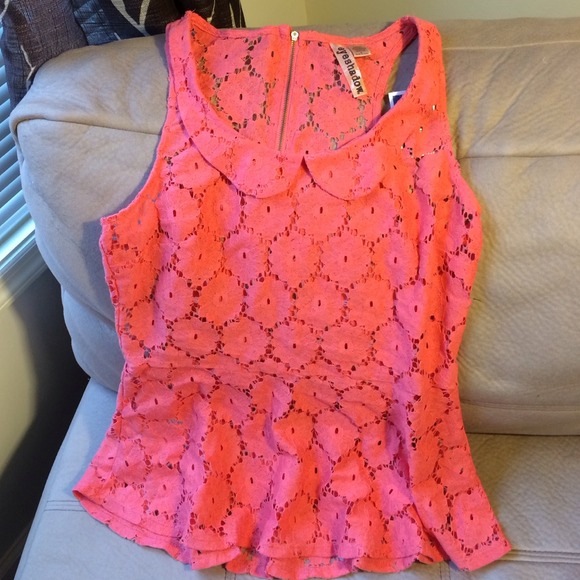 Adorable tank- lace flowers with collar//size M