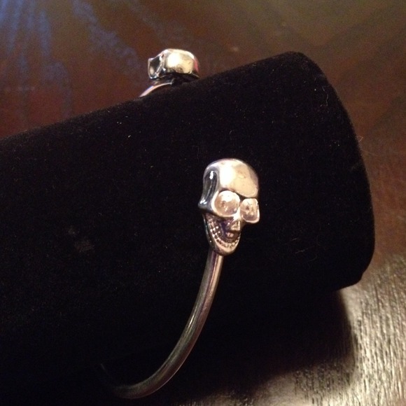 OUT. Double Skull Tibetan Cuff Bracelet Silver - Picture 1 of 4