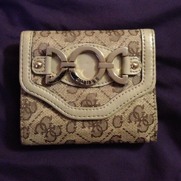 Guess Wallet! Great for a lot of credit cards! - Picture 1 of 4