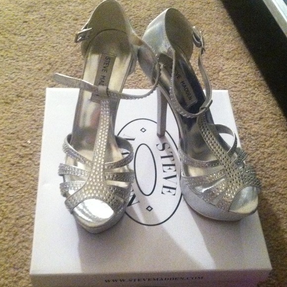 Steve Madden silver pumps