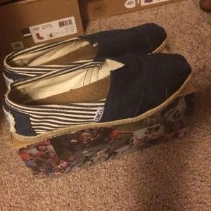 Navy blue toms