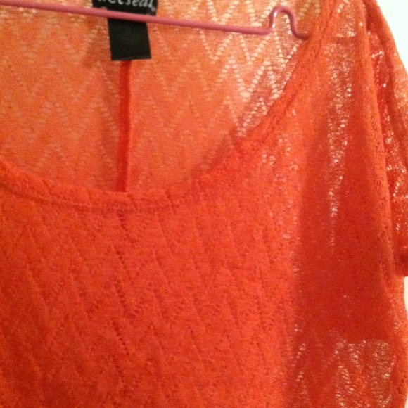 Adorable salmon colored top - Picture 3 of 3
