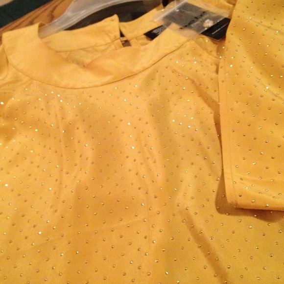 Dressy blouse from BeBe never worn - Picture 3 of 4